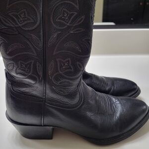 Ariat heritage R toe western boot.